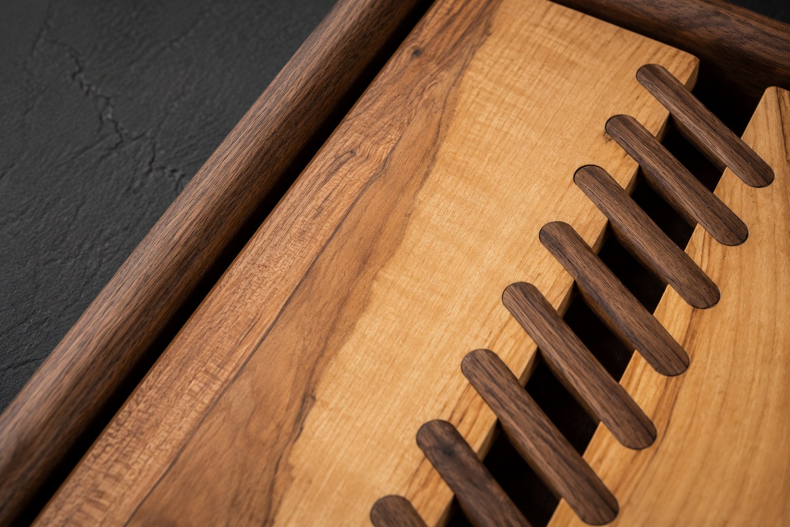 Detail ořechových přepážek